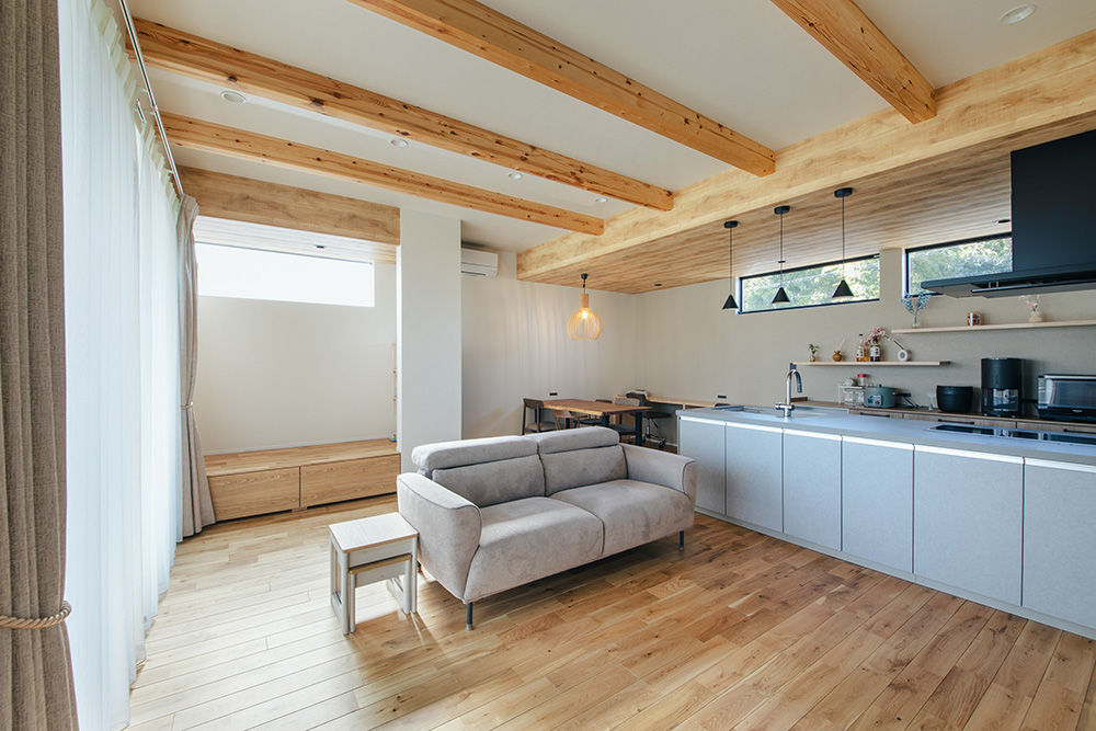 外は閉じ、中に開いたジャパンディスタイルの家 写真