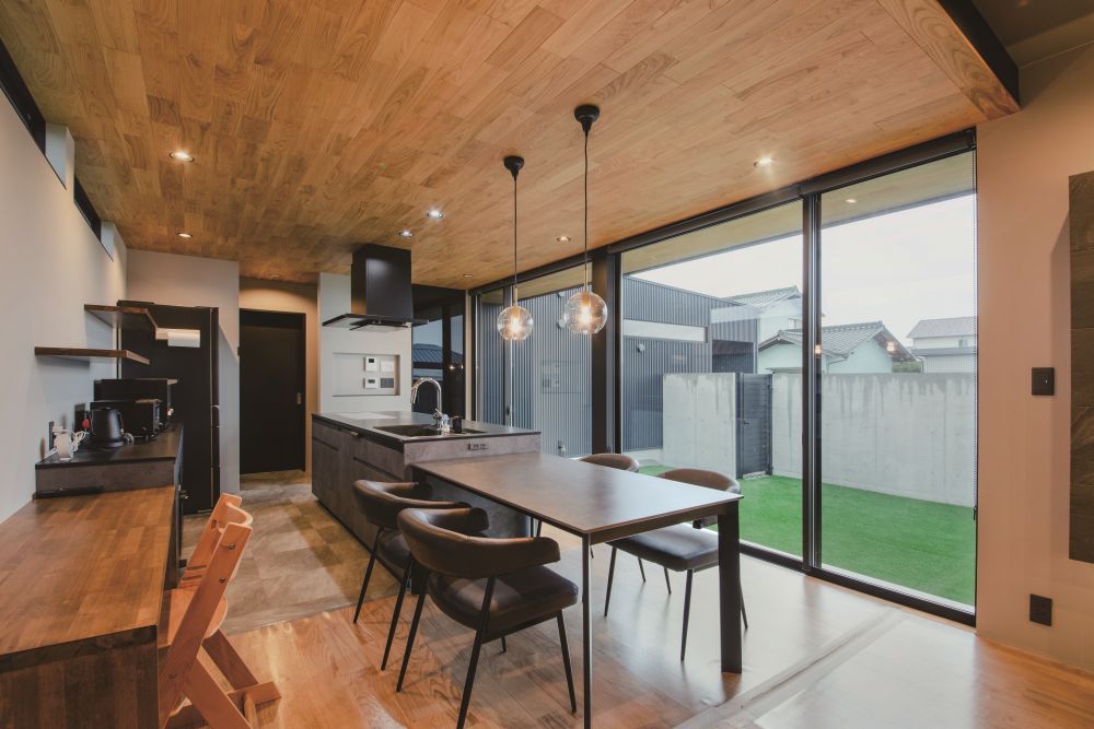 カーテンレスの生活を愉しむスタイリッシュな平屋 写真